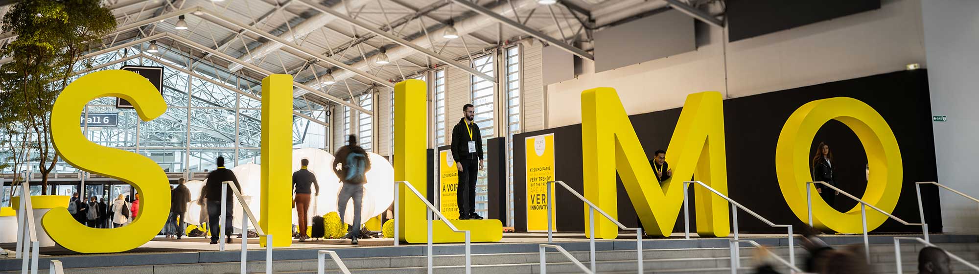Lettres SILMO en haut d'un escalier en jaune et noir