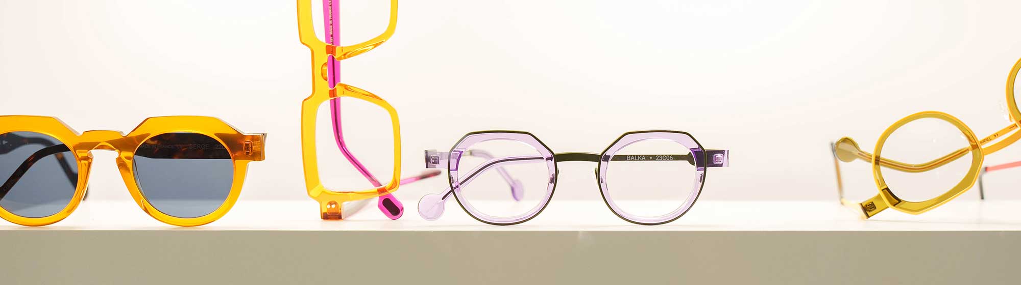 Exposition de lunettes jaunes et violettes