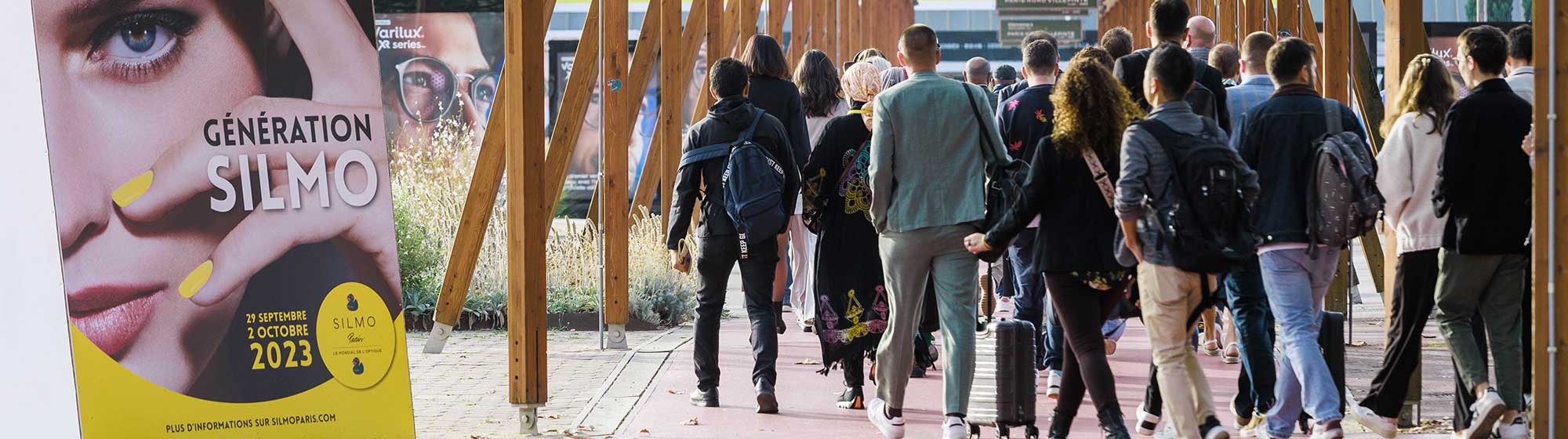 Visitors passing under the Villepinte arcades