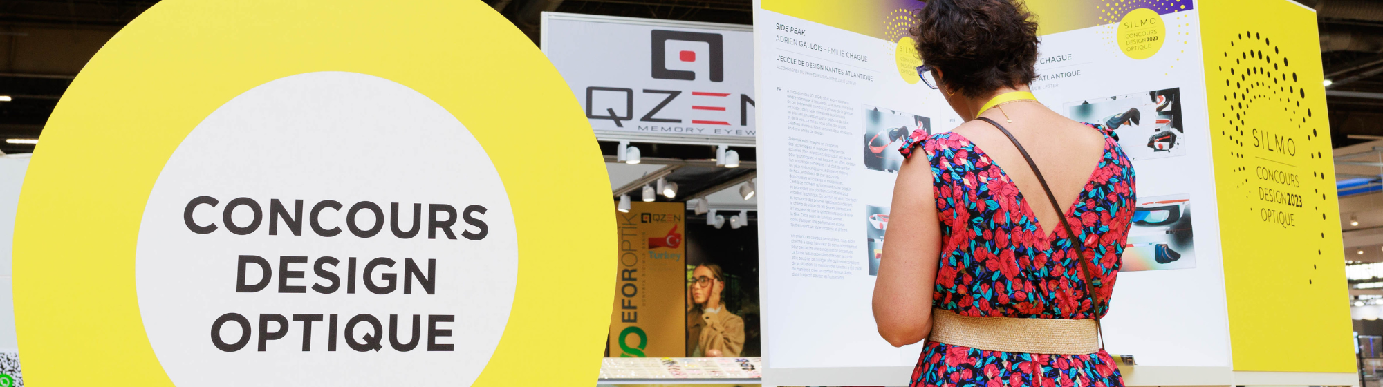 Une femme regardant un produit du concours du design optique à SILMO Paris