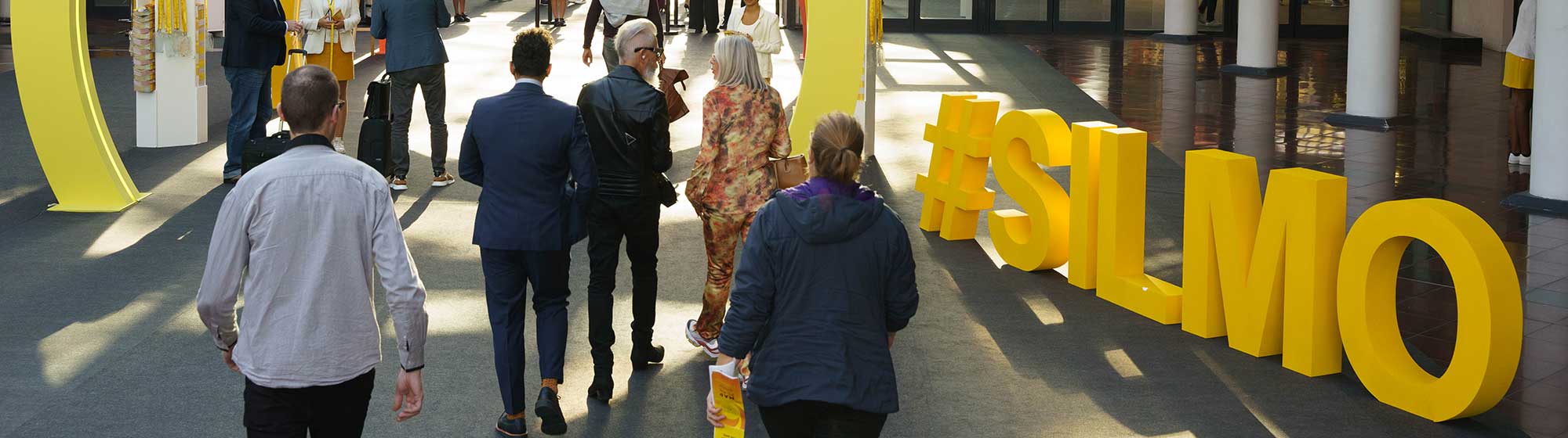 Hastag SILMO jaune placé à l'entrée du salon