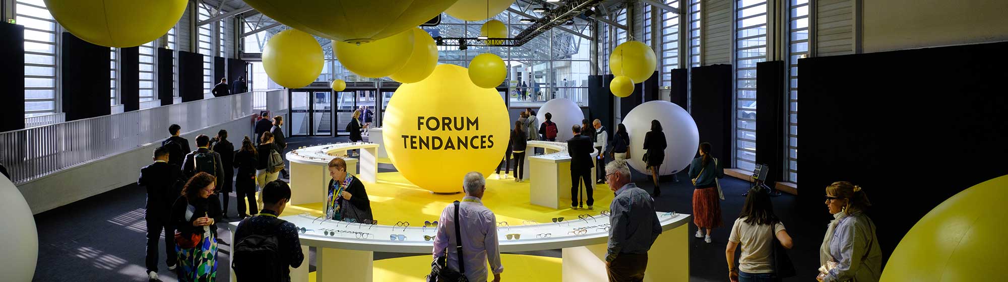 Ballons jaunes exposés au Forum des tendances