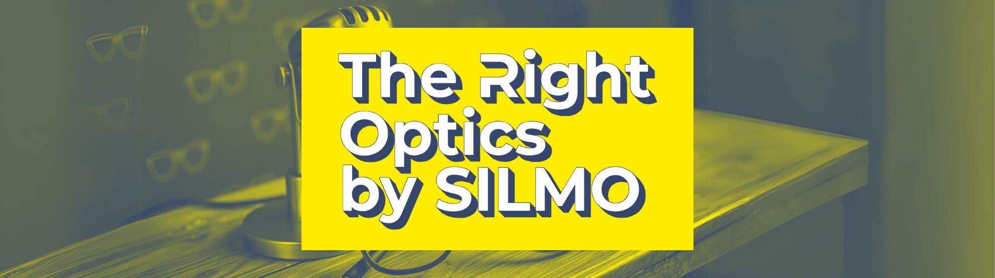 logo de "The Right Optics by SILMO" la série de podcasts conçue pour accompagner les professionnels, par dessus un microphone vintage et lunettes posées sur un bureau en bois avec un fond flou et teinté de jaune sur fond bleu