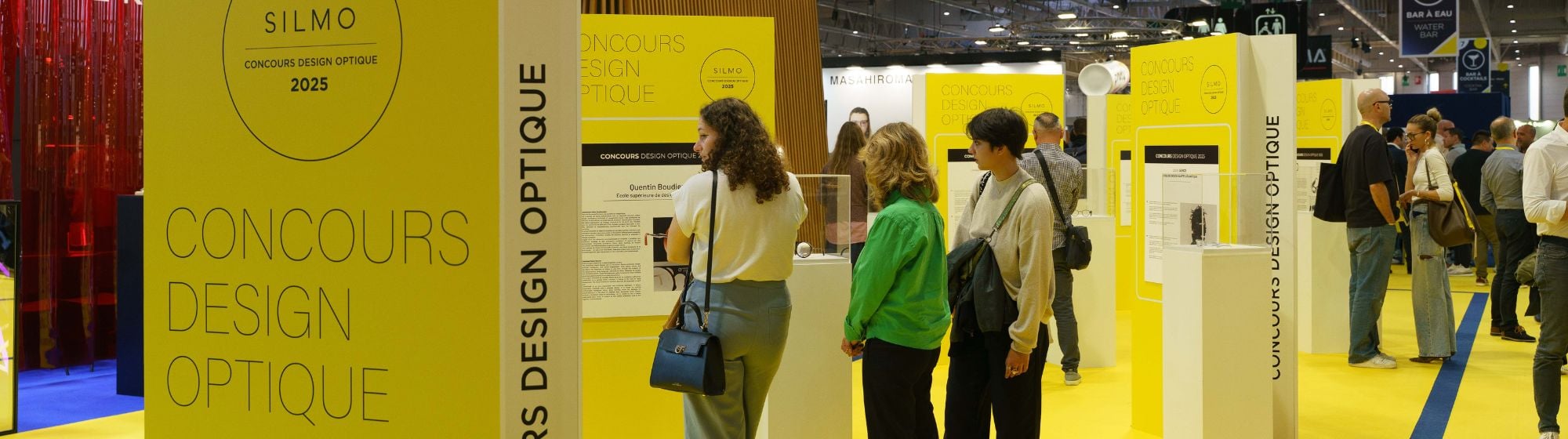 Visiteurs regardant les projets finalistes du Concours Design Optique
