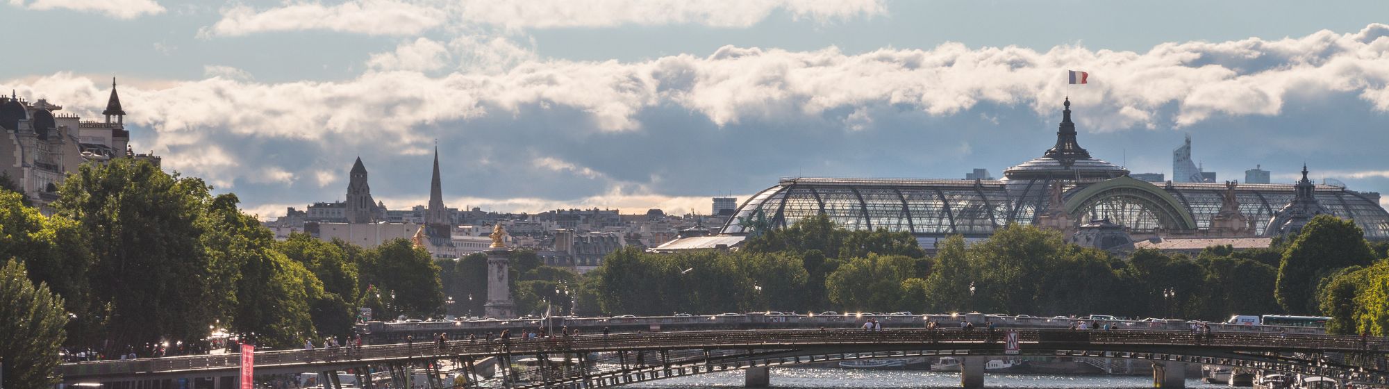 The Seine from the Léopold Sédar Senghor footbridge, with a view of the Pont de la Concorde and the Grand Palais. © Paris je t'aime – Photographer: © Sarah Sergent