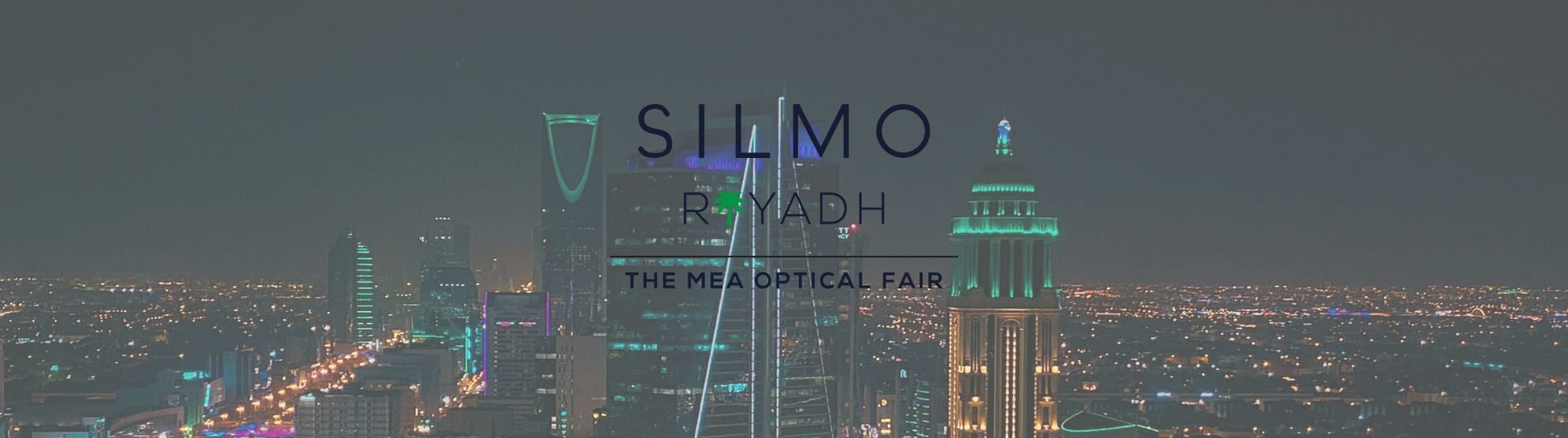 Logo de SILMO Riyadh par dessus une photo de la skyline de Riyad de nuit, par saifaldhaher