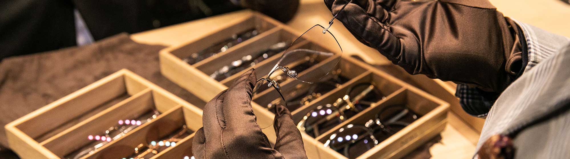 Femme prenant des lunettes avec des gants