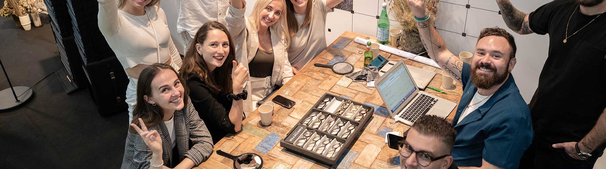 Groupe de jeunes autour d'une table