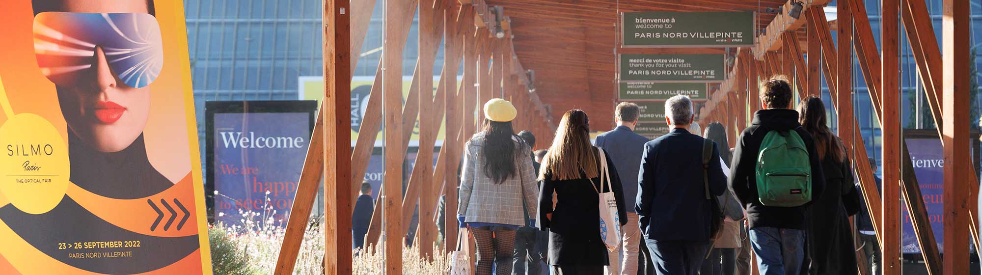 Group of visitors walking in the Parc des expositions de Villepinte