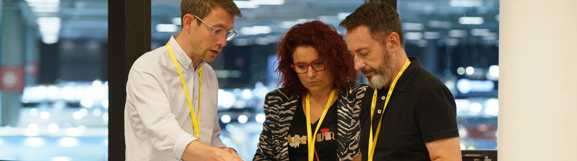Membres du jury des SILMO d'Or 2024 étudiant un produit