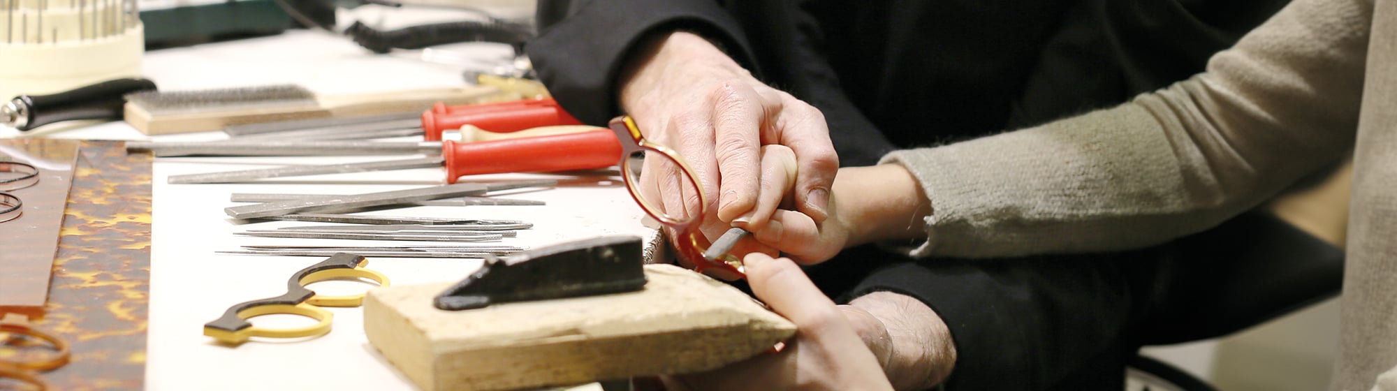 Un MOF travaillant sur une monture de lunettes