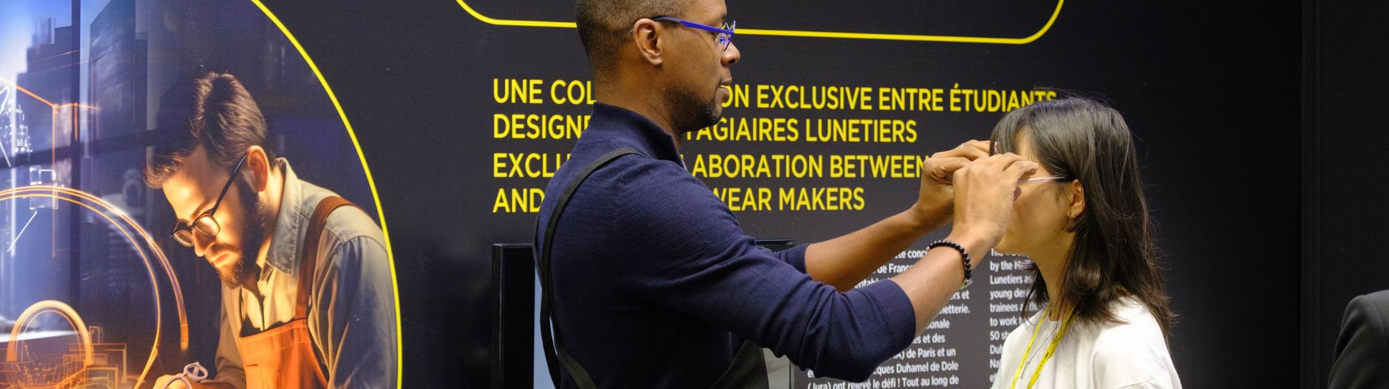 Un homme faisant essayer des lunettes à une femme