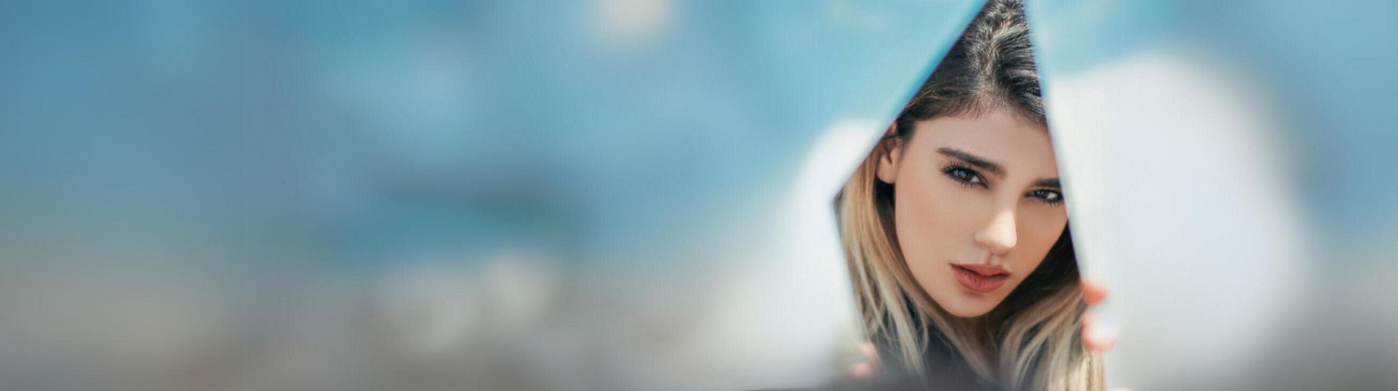 Gros plan d'une femme regardant à travers une surface réfléchissante, promouvant Trends by SILMO, le guide essentiel des tendances en optique et lunetterie avec des inspirations créatives.
