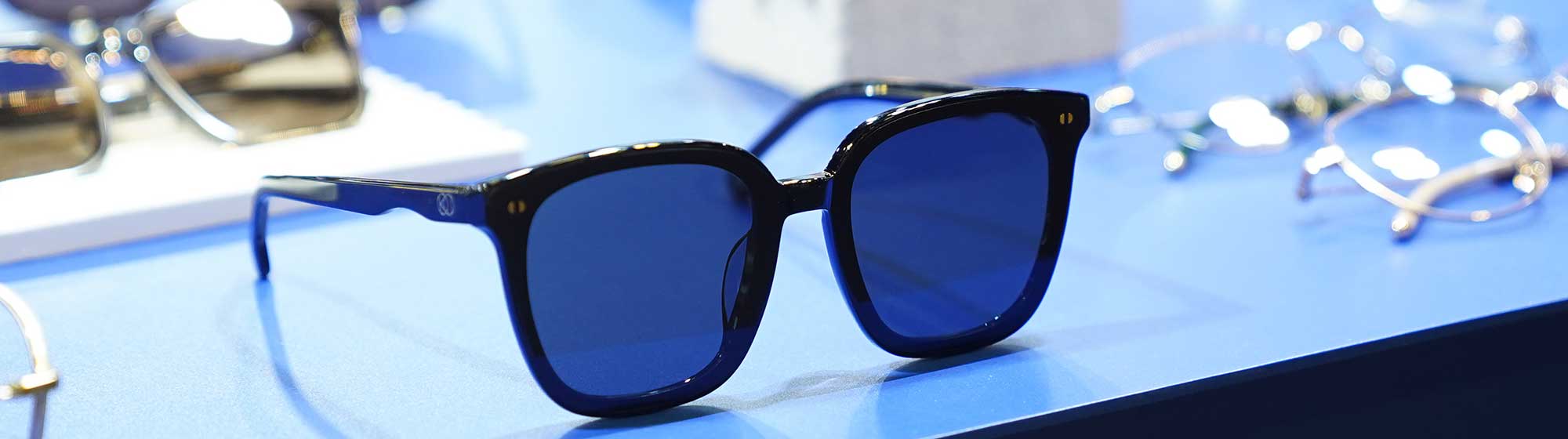 Lunettes noires sur une table