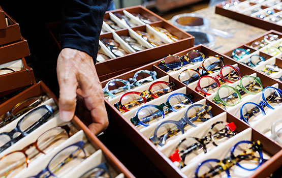 Exposition de boîtes remplies de lunettes