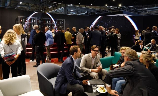 Des visiteurs profitent d'un événement privé au SILMO Paris