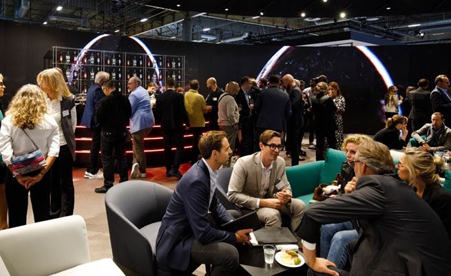 Des visiteurs profitent d'un événement privé au SILMO Paris
