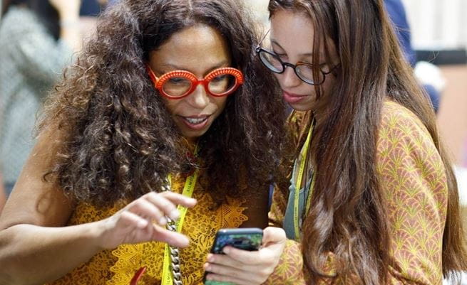 2 women exchanging contact details at SILMO Paris