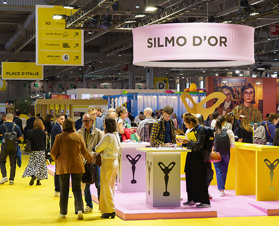 Visiteurs devant le stand SILMO d'Or