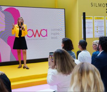 Femme prenant la parole lors d'un salon optique