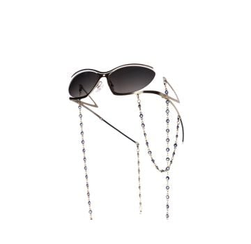 Lunettes de soleil noires élégantes avec chaîne décorative, alliant mode et fonctionnalité dans le design lunetier, lauréat des SILMO d'Or 2022 dans la catégorie PRIX PREMIERE CLASSE