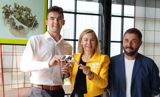 Jeune homme lauréat du Concours Design Optique avec la présidente de SILMO Paris et le président du jury