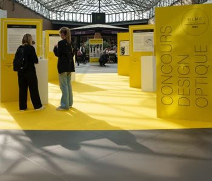 Jeunes femmes observant les finalistes du Concours Design Optique