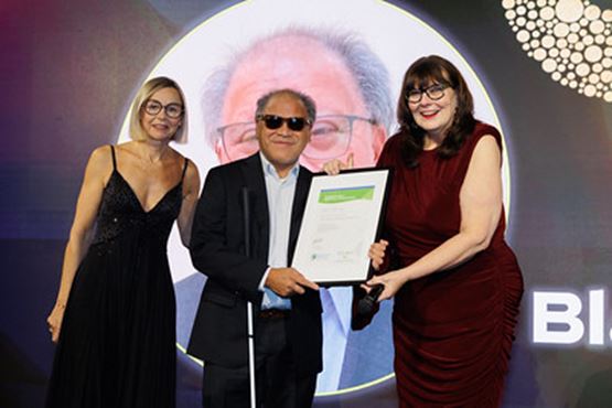 Lauréat du Prix de l'Opticien International de l'Année 2025