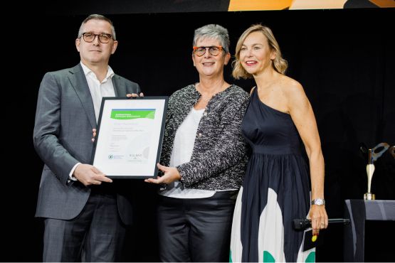 Lauréat du prix Opticien International de l'Année 2022 avec son certificat lors de la cérémonie des SILMO d'Or