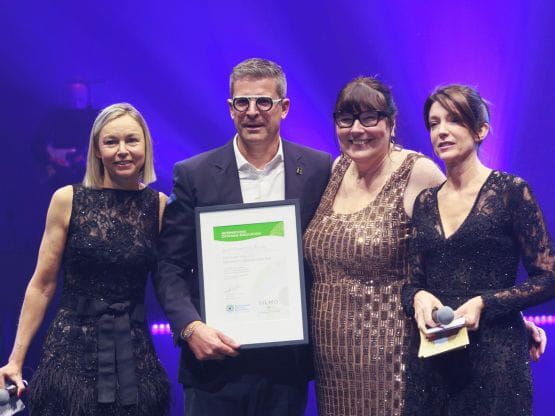 Lauréat du prix Opticien International de l'Année 2023 avec son certificat lors de la cérémonie des SILMO d'Or
