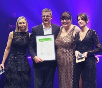 Lauréat du prix Opticien International de l'Année 2023 avec son certificat lors de la cérémonie des SILMO d'Or