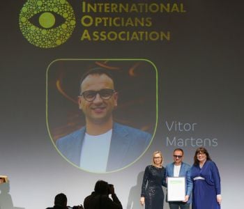 Vitor Martens, lauréat du prix de l'Opticien International de l'Année 2024