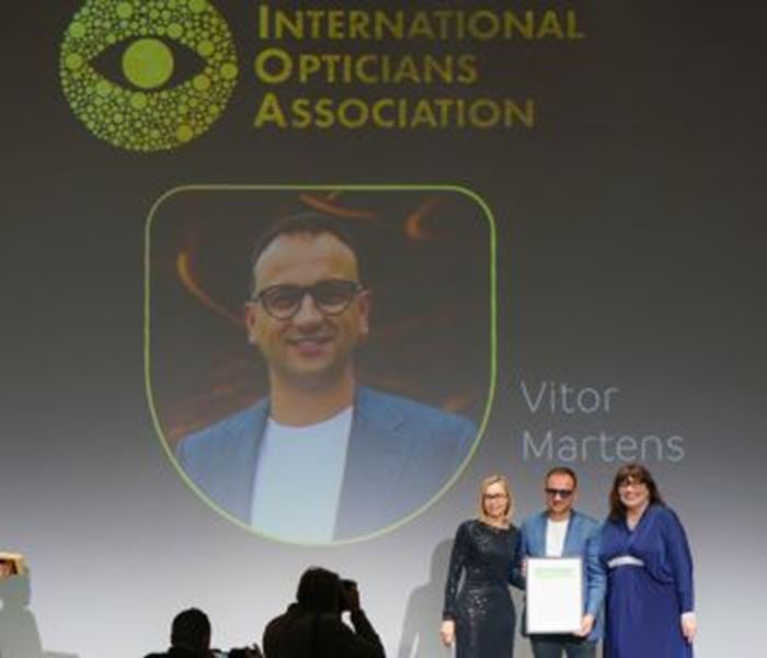 Vitor Martens, lauréat du prix de l'Opticien International de l'Année 2024