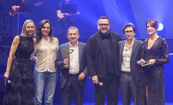 Lauréats du SILMO d'Or dans la catégorie Monture Optique 'Marques & Griffes' posant avec leur prix
