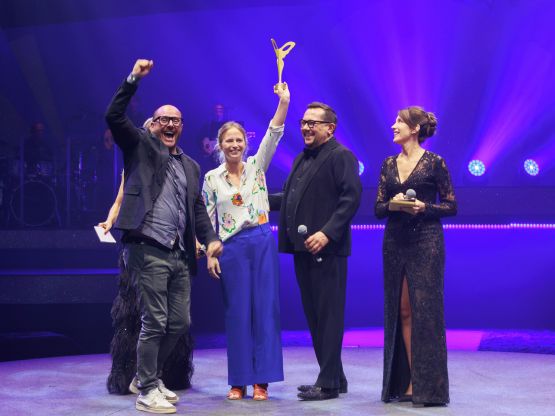 Lauréats du SILMO d'Or dans la catégorie Enfants tenant leur prix sur scène