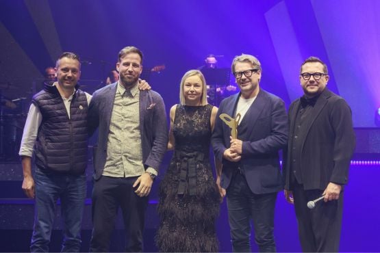 Lauréats dans la catégorie Monture Optique 'Créateur Lunetier' tenant leur prix SILMO d'Or