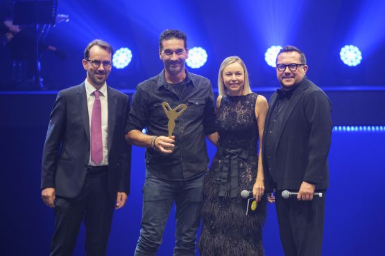 Groupe recevant le prix SILMO d'Or dans la catégorie Sport lors de la cérémonie