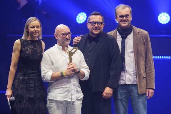 Groupe célébrant leur victoire dans la catégorie Innovation Technologique en Lunetterie au SILMO d'Or