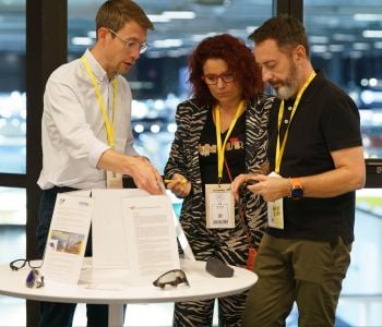 Membres du jury des SILMO d'Or 2024 étudiant un produit