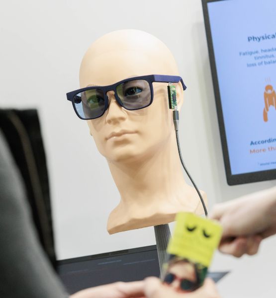 Connected glasses on a mannequin head