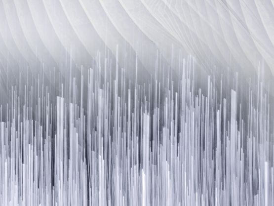 Rideaux blancs fluides et filaments, tendance Aura