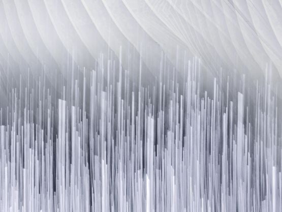 Rideaux blancs fluides et filaments, tendance Aura