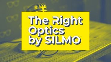 logo de "The Right Optics by SILMO" la série de podcasts conçue pour accompagner les professionnels, par dessus un microphone vintage et lunettes posées sur un bureau en bois avec un fond flou et teinté de jaune sur fond bleu