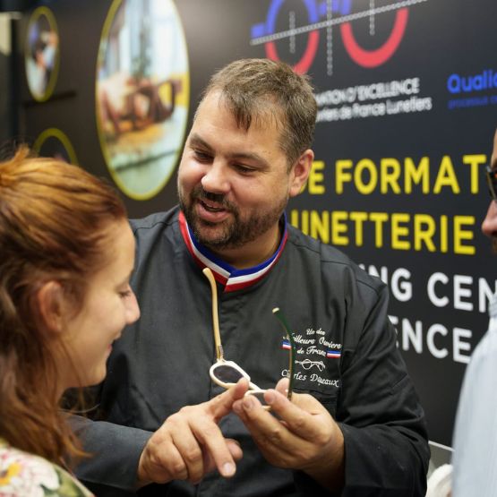 MOF présentant l'expertise des lunetiers