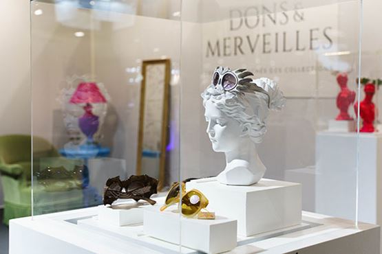 Lunettes sur un buste de femme