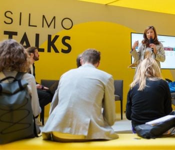 Femme tenant une conférence dans l'espace SILMO Talks