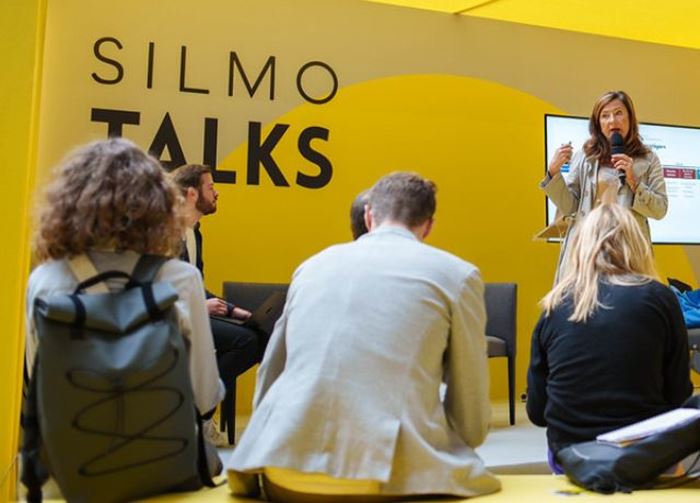 Femme tenant une conférence dans l'espace SILMO Talks