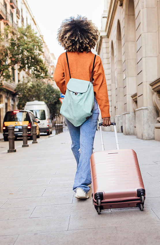 Femme avec une valise dans la rue