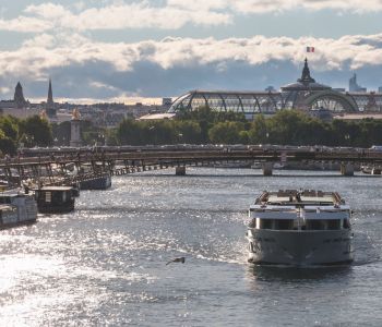 La Seine de la passerelle Léopold Sédar Senghor avec vue sur le pont de la Concorde et le Grand Palais. © Paris je t'aime - Photographe : © Sarah Sergent