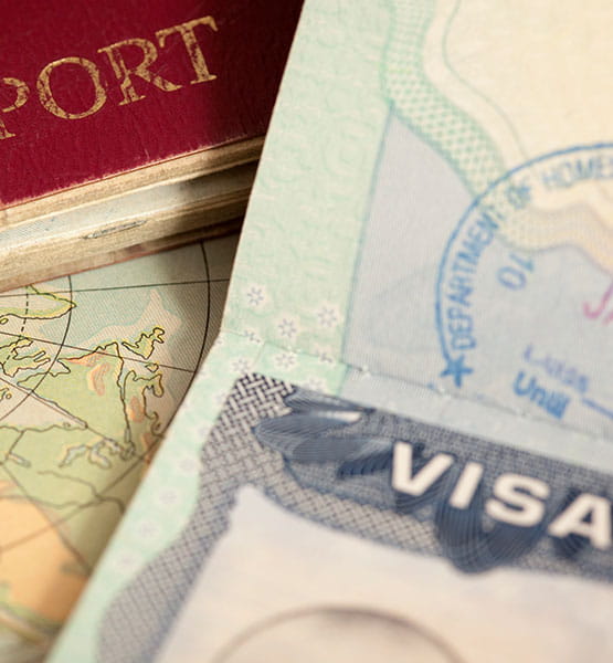 Un passeport et un visa sur une carte